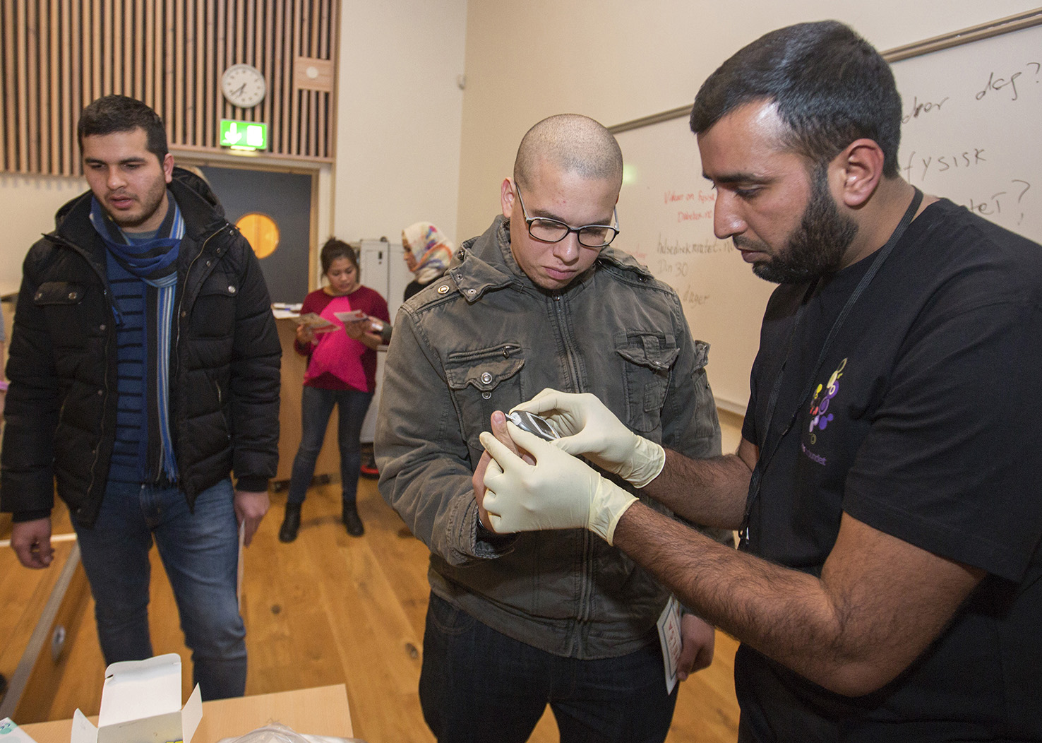 diabetes_norway Мужчина, у которого проверяют уровень сахара в крови