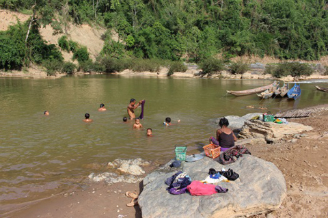 polio-vaccine-luang-photo2-families-do-chores polio-vaccine-luang-photo2-families-do-chores