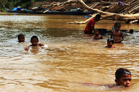 polio-vaccine-luang-photo3-children-swimming polio-vaccine-luang-photo3-children-swimming