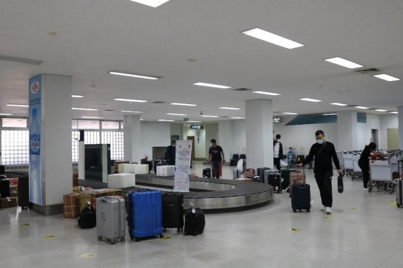 20201120-covid-19-air-travel-baggage 20201120-covid-19-air-travel-baggage