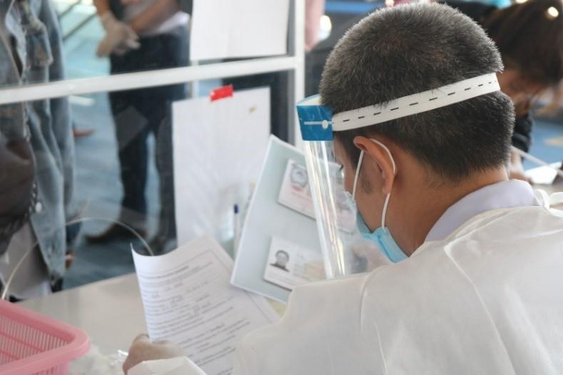 20201120-covid-19-air-travel-health-staff 20201120-covid-19-air-travel-health-staff