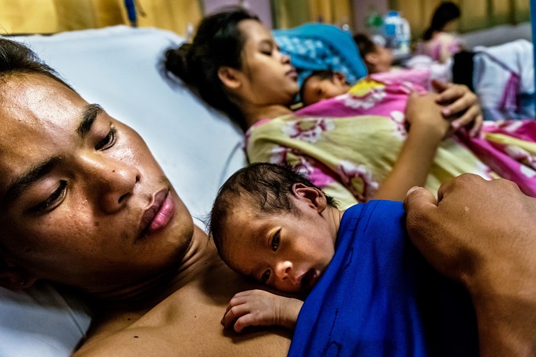 2009 Skin-to-skin contact between parents and newborn babies after birth at San Miguel Birthing Facility, Tagum City, Davao del Norte.